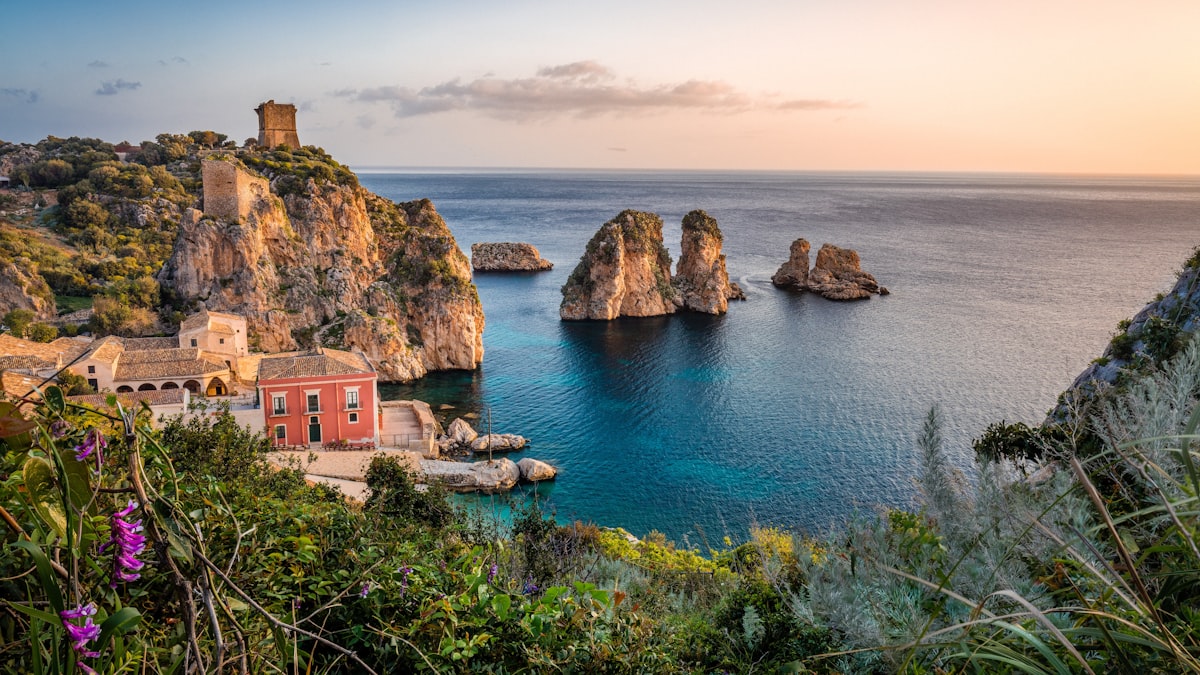Angoli come Scopello, in Sicilia, incarnano l'Italia autentica che i viaggiatori tornano a cercare, lontano dalla folla.